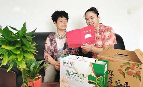 濃濃節(jié)日情·慰問(wèn)暖人心.jpg