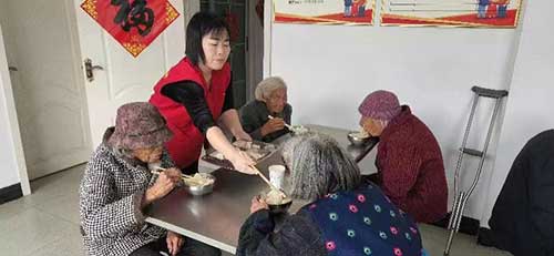 “愛(ài)在金秋，情暖重陽(yáng)”包餃子送溫暖活動(dòng)2.jpg